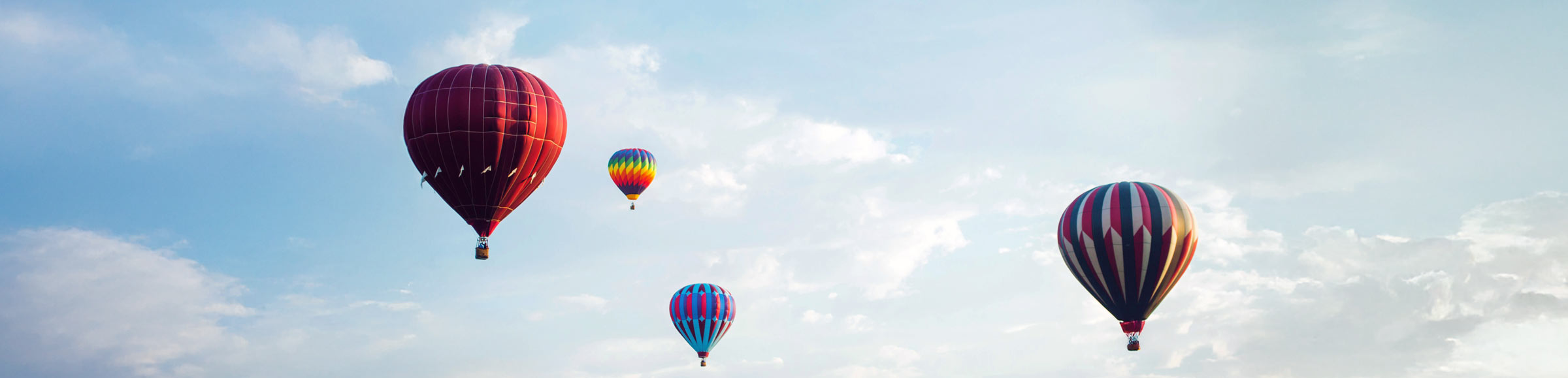 Montgolfières et beau ciel bleu